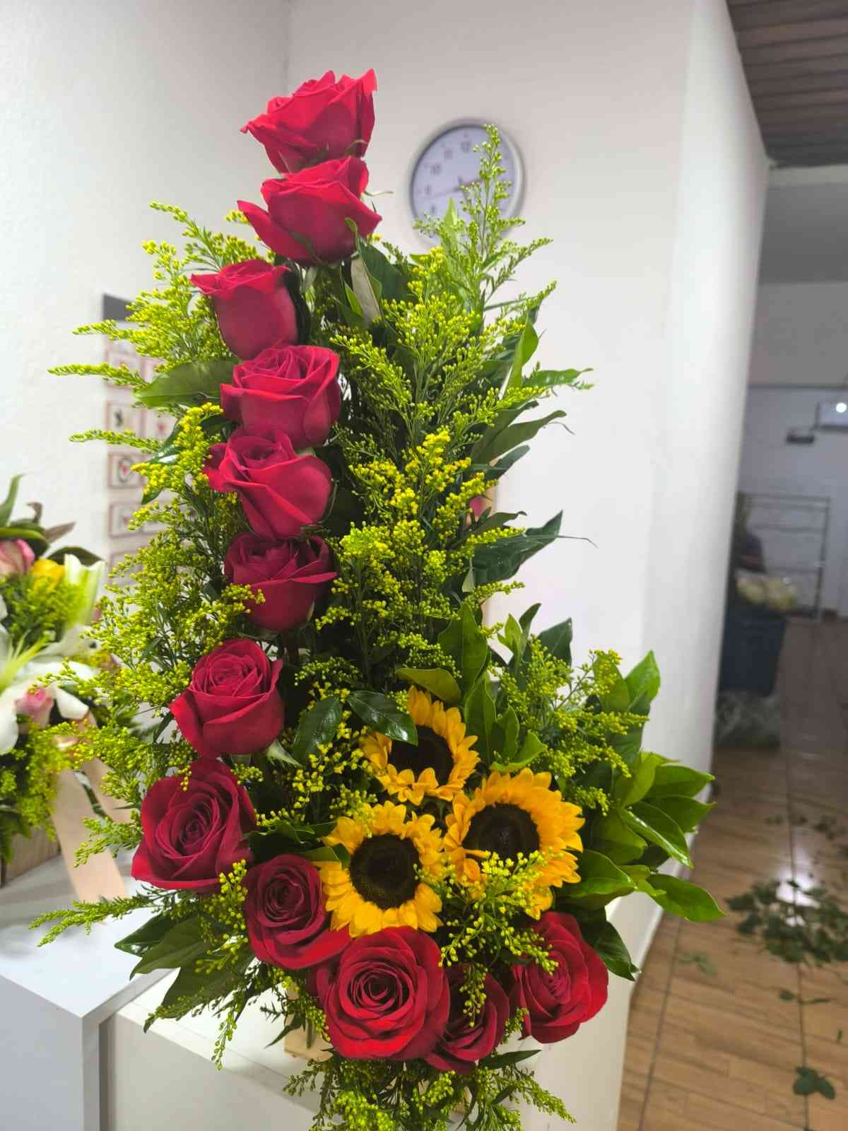 Arreglo de rosas y girasoles